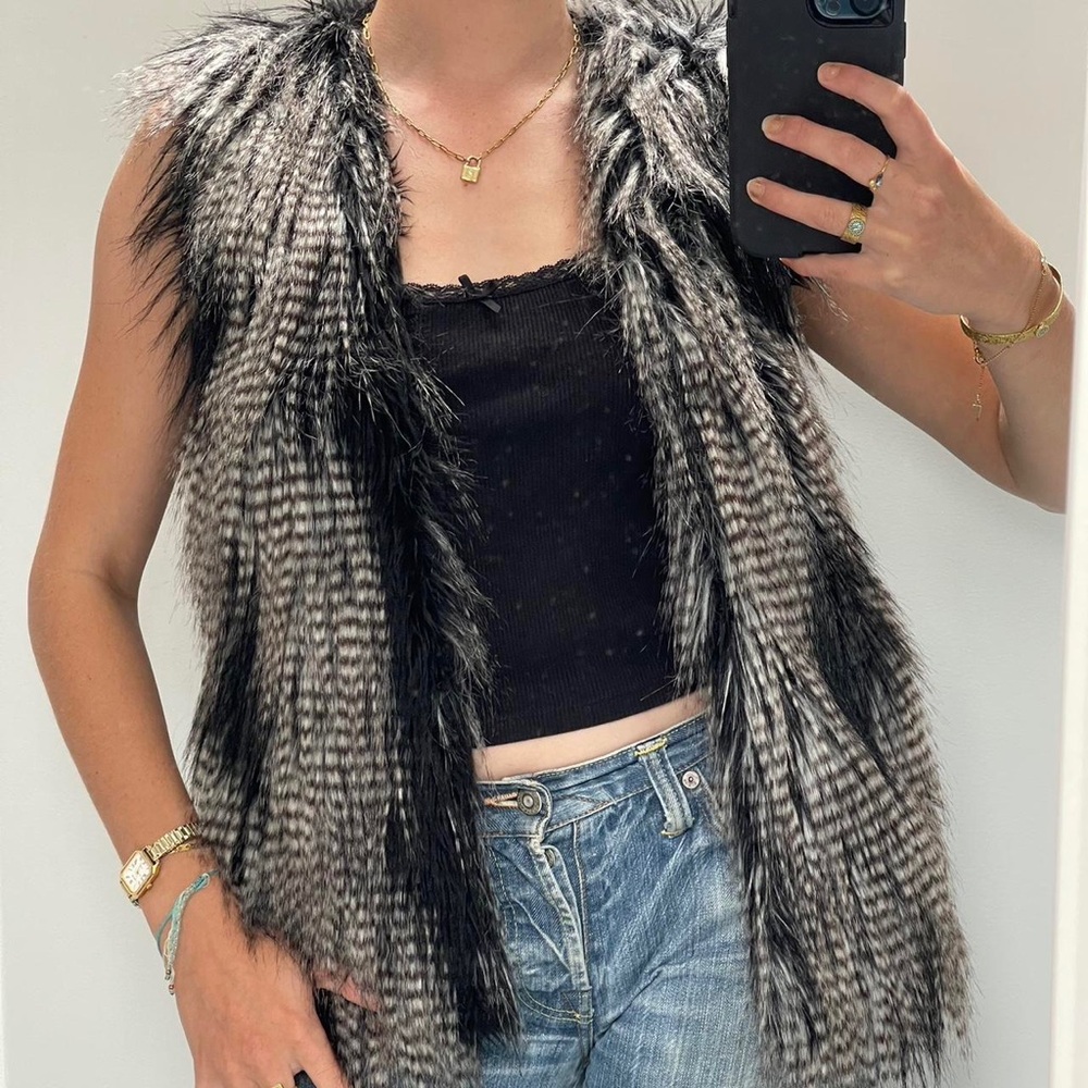 YEST faux fur feather western vest/ Lainey Wilson M 6-8